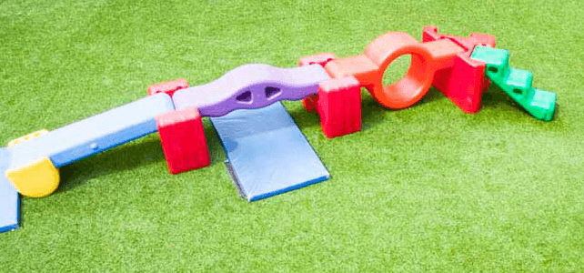 Conozca las razones para comprar césped sintético para playground