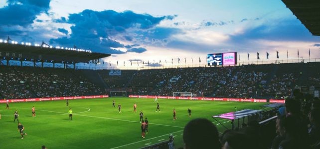 Como a o Gramado Sintético e o VAR (Vídeo Assistant Referee) mudaram o Futebol Como a o Gramado Sintético e o VAR (Vídeo Assistant Referee) mudaram o Futebol